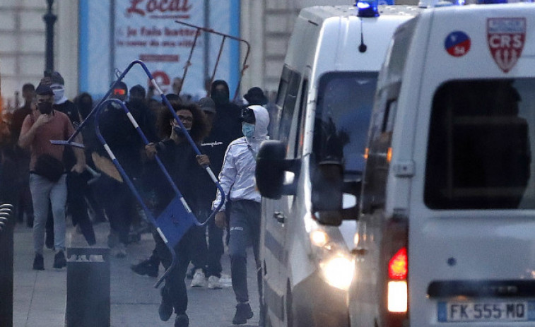 Una nueva noche de disturbios en Francia deja más de 900 detenciones y decenas de policías heridos