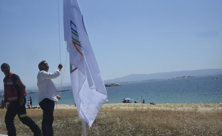 La playa de Coroso ya luce los distintivos de Bandera y Sendero Azul