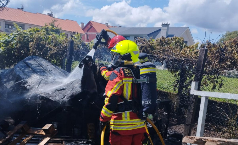 Arde una embarcación en una finca de Carril