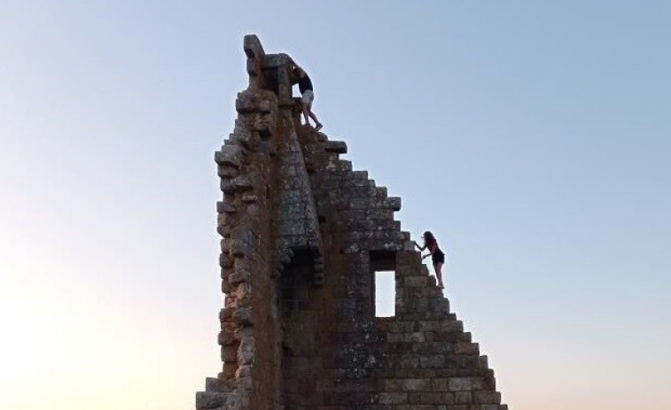 Dos turistas protagonizan un nuevo ataque al patrimonio gallego al escalar la Torre de San Sadurniño