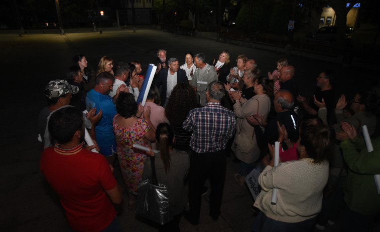 La familia del PP de Ribeira arropa a Manuel Ruiz en su candidatura al Senado