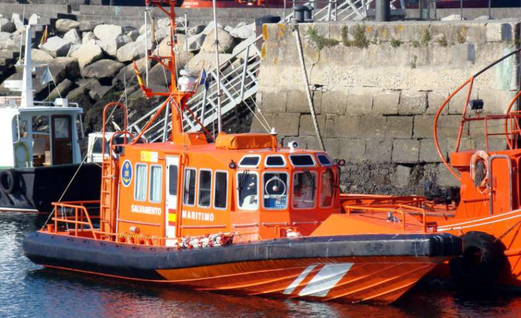 La lancha Salvamar Sargadelos rescató un velero con tres tripulantes que se quedó sin motor en Corrubedo
