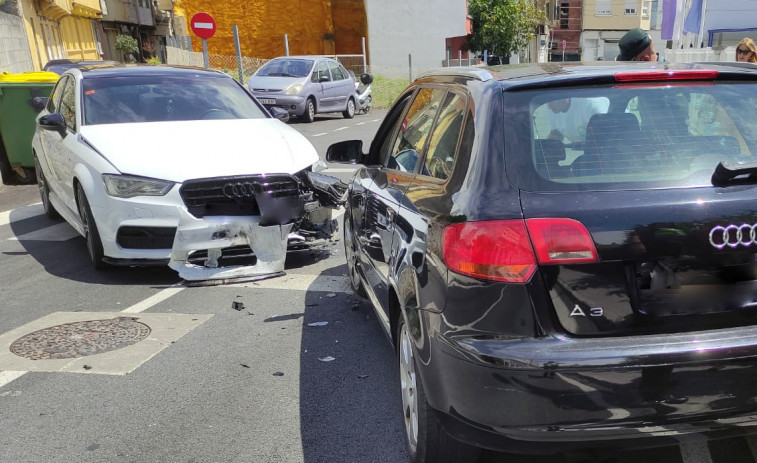 La Rúa Canarias, en pleno centro de Ribeira, permaneció una hora cortada al tráfico por un accidente