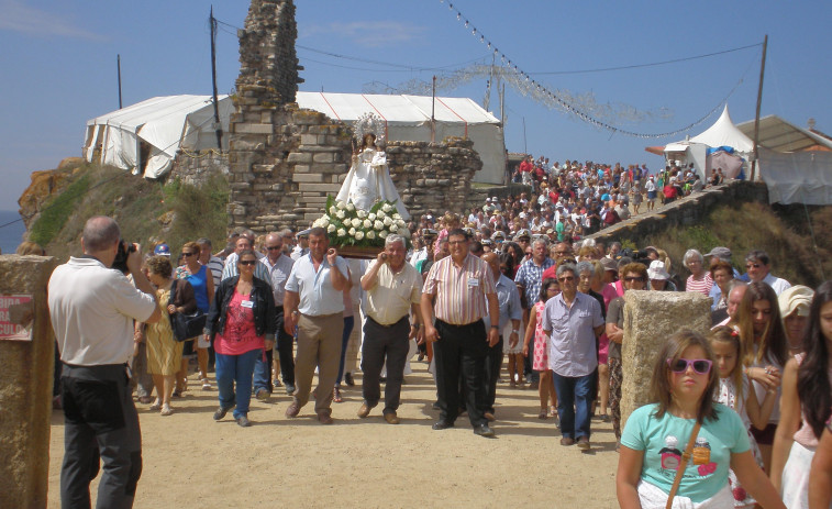 La comisión de fiestas de A Lanzada pone ya a la venta sus décimos de Lotería de Navidad e inicia los preparativos de la Romería