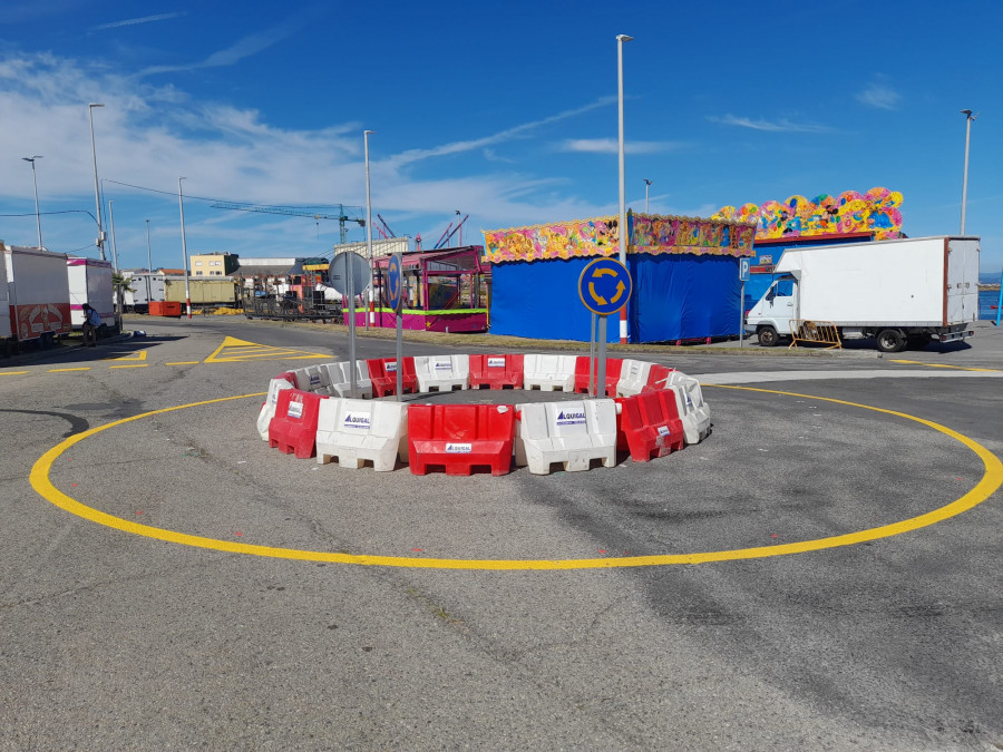 El sector del mar de Aguiño denuncia los problemas que le causa la obra de la rotonda del puerto en estos días de fiestas