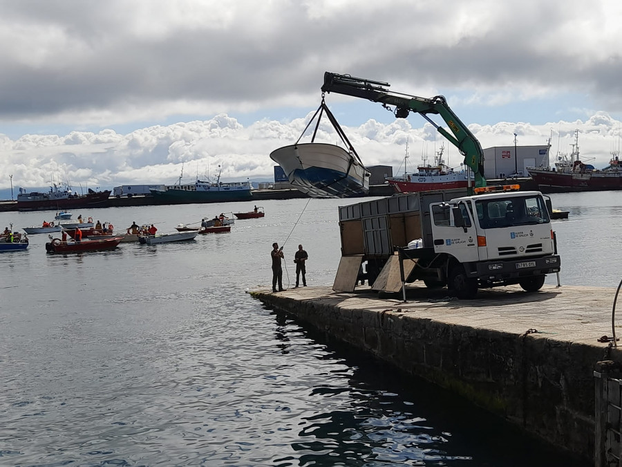 Mariscadores de a flote trasladan al alcalde de Boiro la problemática que les causa el decomiso de sus lanchas
