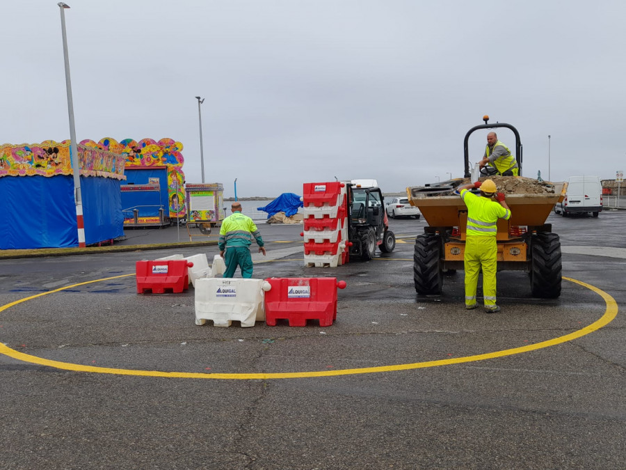 Desmontada y retirada la rotonda de acceso al puerto de Aguiño tras las quejas de trabajadores del mar