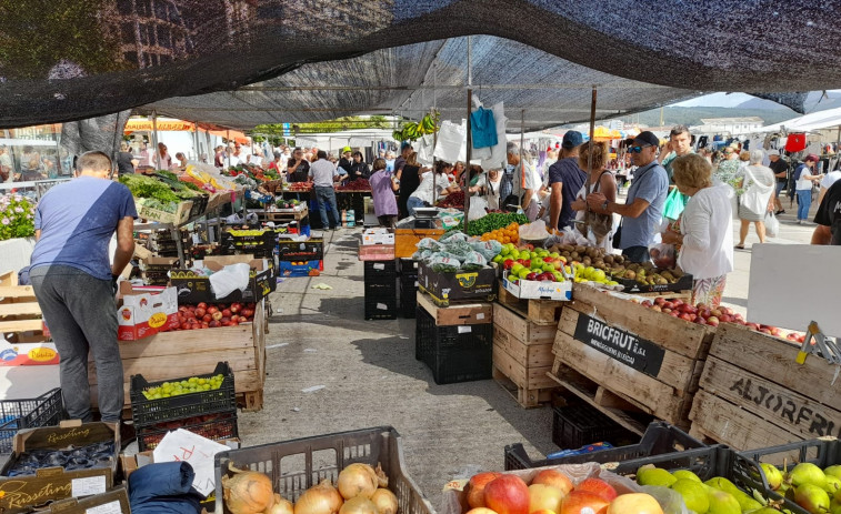 Indignación entre los ambulantes al cancelarse el mercadillo del día 22 en Ribeira por la Festa da Dorna