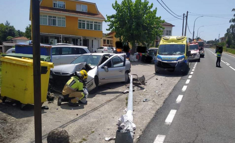 Herida una conductora de mediana edad en un accidente en la AC-305, a su paso por Taragoña, en Rianxo