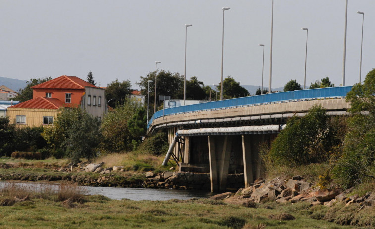 Cambados contrata la sustitución del tramo pendiente de la tubería del puente Castrelo que vertía al Umia