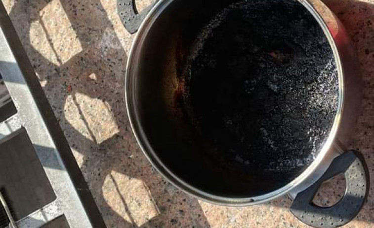 Alertan de un incendio en un piso de Ribeira que se debió a una olla olvidada al fuego de una cocina