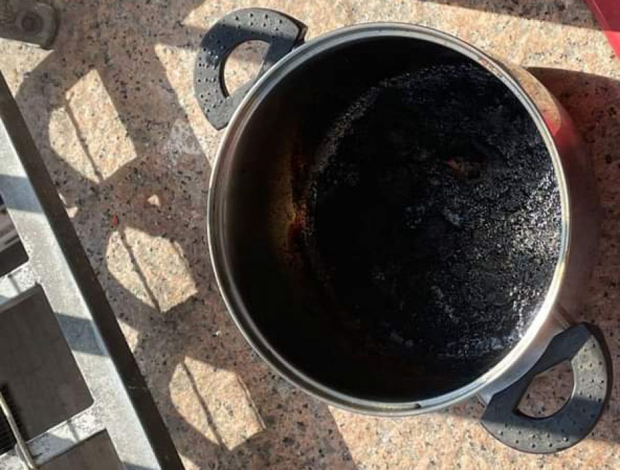 Alertan de un incendio en un piso de Ribeira que se debió a una olla olvidada al fuego de una cocina