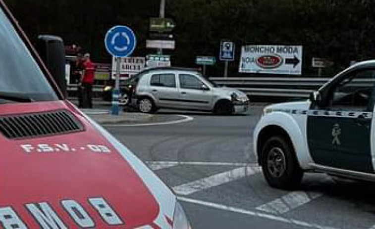 Herida una joven conductora en un accidente de tráfico al chocar contra una señal de una rotonda en Boiro