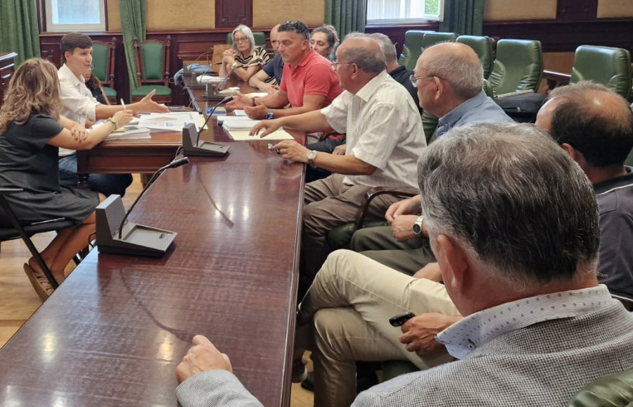 Asociación de Empresarios y Concello mantendrán reuniones mensuales sobre el futuro polígono industrial de Ribeira