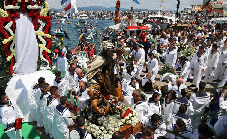 Fervor y multitud en A Illa en un día de fiesta para honrar a la patrona del mar