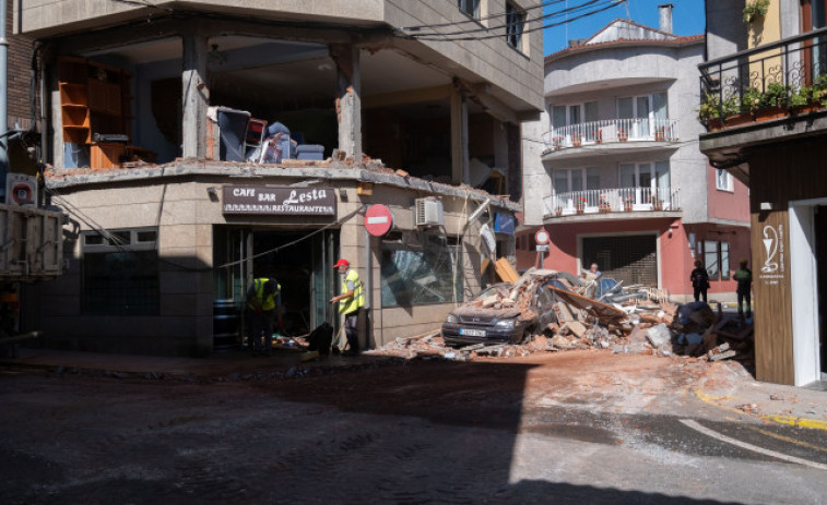 Cuatro heridos tras una grave explosión en un piso de Ordes