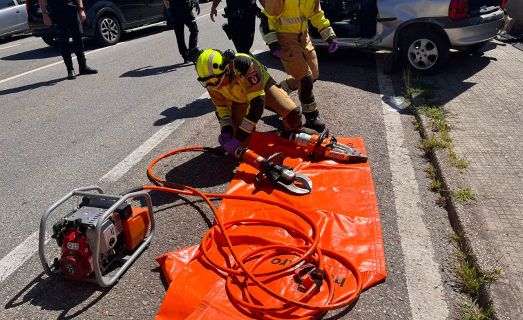 Excarcelan inconsciente y muy grave al ocupante de un coche accidentado en la Avenida de Cambados