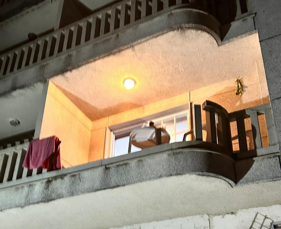 Cuatro jóvenes heridos, uno de ellos muy grave, al precipitarse desde un balcón en Sanxenxo