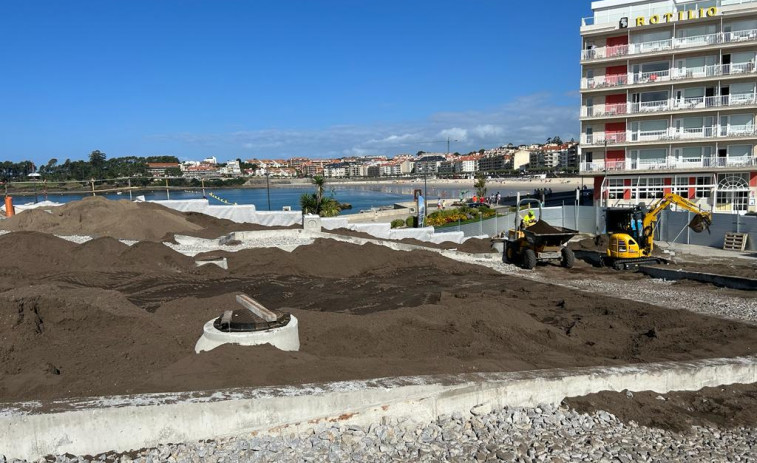 Las obras de la Praza do Mar reciben el primer aporte de arena para la nueva rampa ajardinada