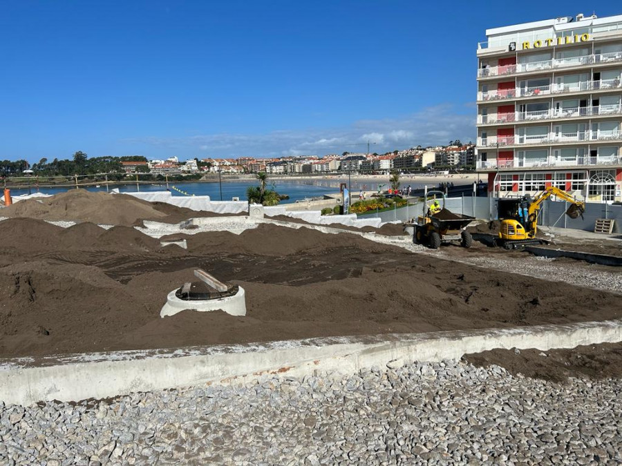 Las obras de la Praza do Mar reciben el primer aporte de arena para la nueva rampa ajardinada