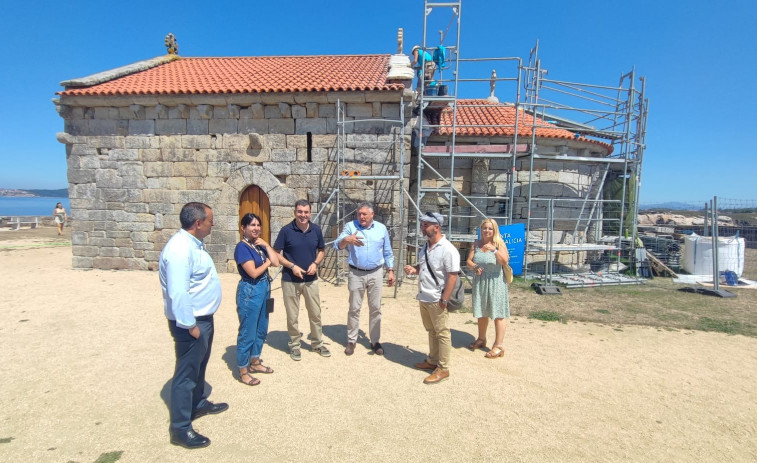 Los trabajos de restauración de la capilla de A Lanzada incluyen la desalación de la piedra del ábside