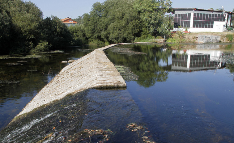 El fuerte crecimiento turístico pone al límite la estación de agua de O Salnés