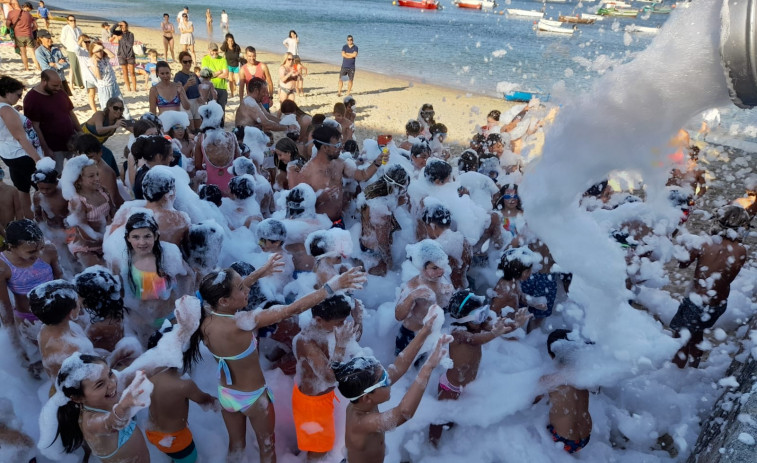 Reportaje | La espuma invadió de diversión las fiestas patronales de Olveira y Corrubedo