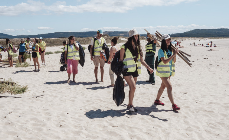 Retirados más de 4.500 kilos de residuos plásticos del parque natural de Corrubedo