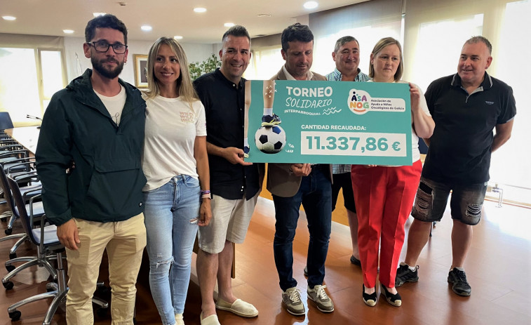 Boiro entrega al colectivo de ayuda a niños oncológicos 11.338 euros recaudados en un torneo benéfico