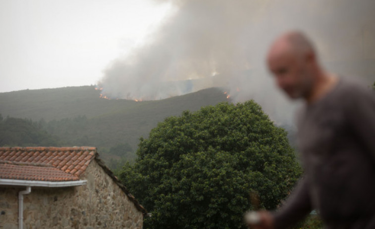 Extinguido el incendio de Castro de Rei; sigue controlado en Palas de Rei