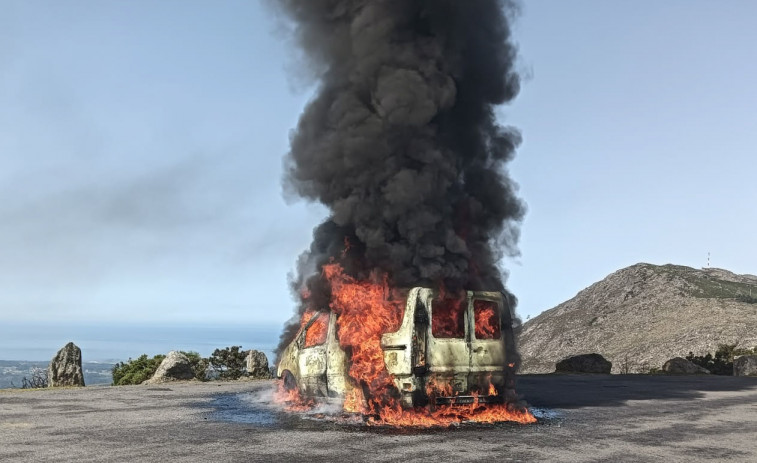 Arde por completo una furgoneta en el mirador del Alto de A Curota, en A Pobra