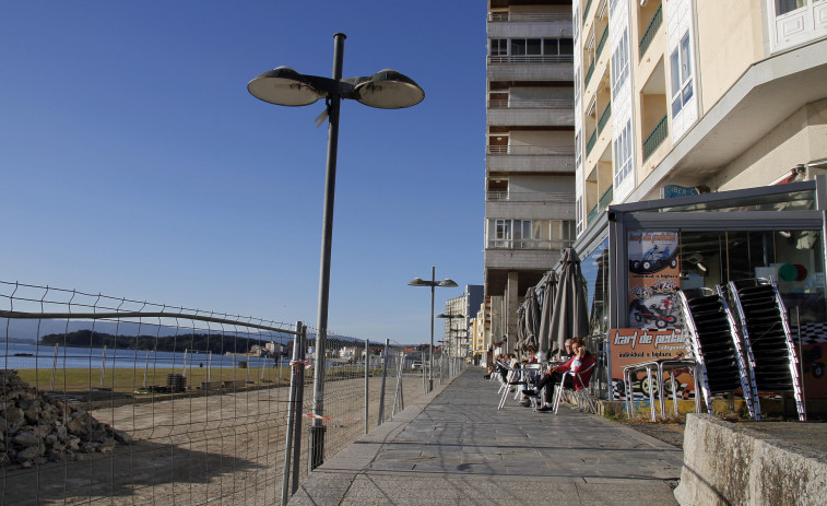 Apela a la Declaración de los Derechos Humanos para evitar que le tiren una terraza ilegal en Vilagarcía