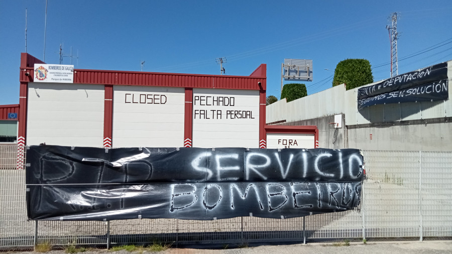 Comite de huelga y mesa intersindical de Bomberos de Galicia indignados con el cierre del parque de Ribeira