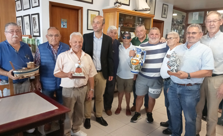 El Liceo Marítimo de Ribeira entrega los premios de sus campeonatos de escoba, tute, manilla y dominó