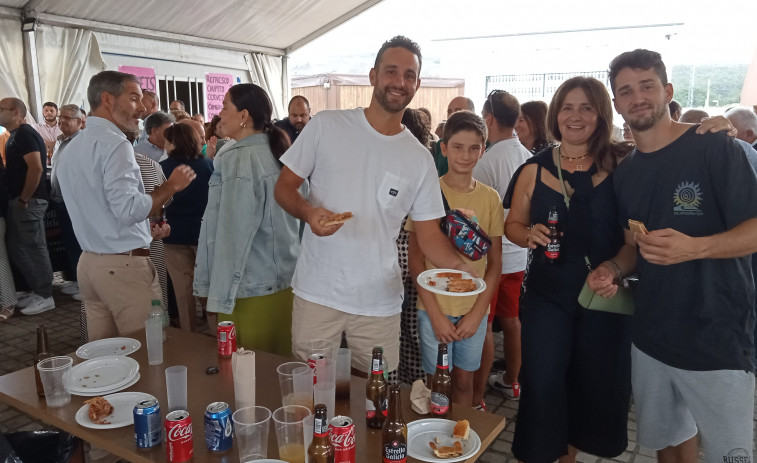 Reportaje | Oleiros disfruta de su fiesta de la empanada, de la música y del Corpus