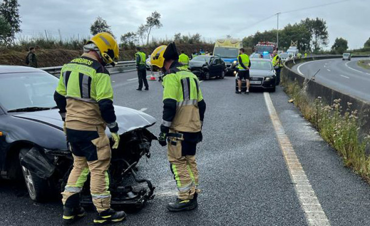 Heridas cinco personas en un accidente en la Autovía do Barbanza, junto el campo de fútbol de Lampón