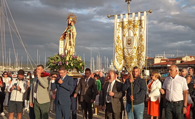 Cientos de vecinos y visitantes rinden homenaje a la patrona de los marineros en Sanxenxo