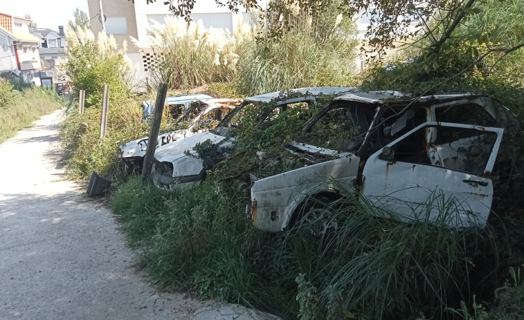 El PP reclama a la Xunta la retirada de los vehículos intervenidos y que están abandonados en Ribeira
