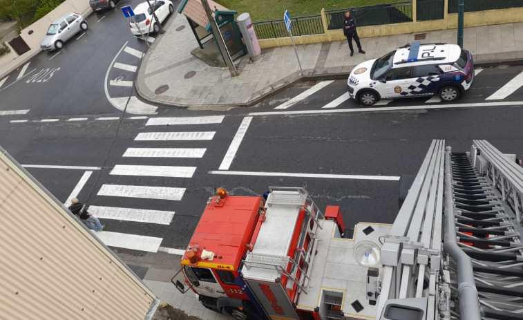 Retiradas cuatro planchas aislantes sueltas de una fachada lateral de un edificio de la Avenida da Coruña, en Ribeira