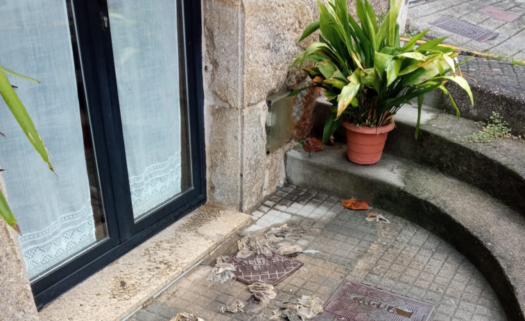 Vivir con las fecales a la puerta de casa: Una nueva inundación indigna a los vecinos de Bouza de Abaixo, en Vilaxoán