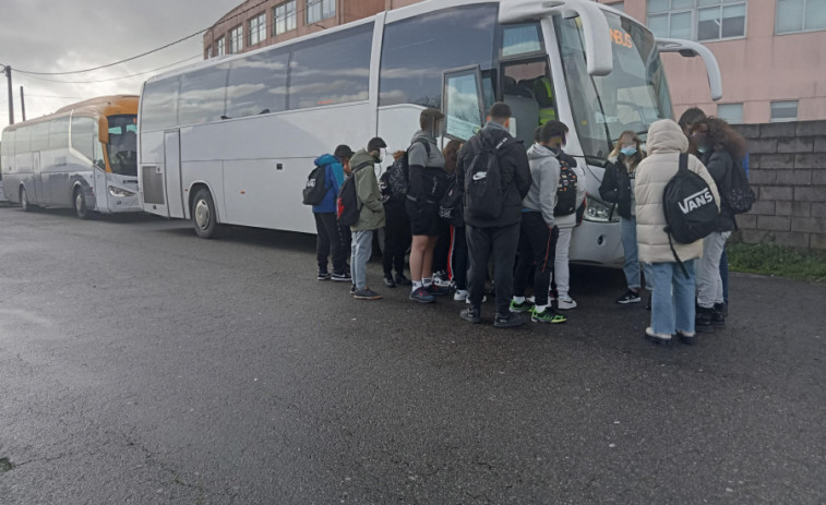 Padres de Corrubedo promueven una protesta por el mal funcionamiento del servicio de buses al IES Leliadoura