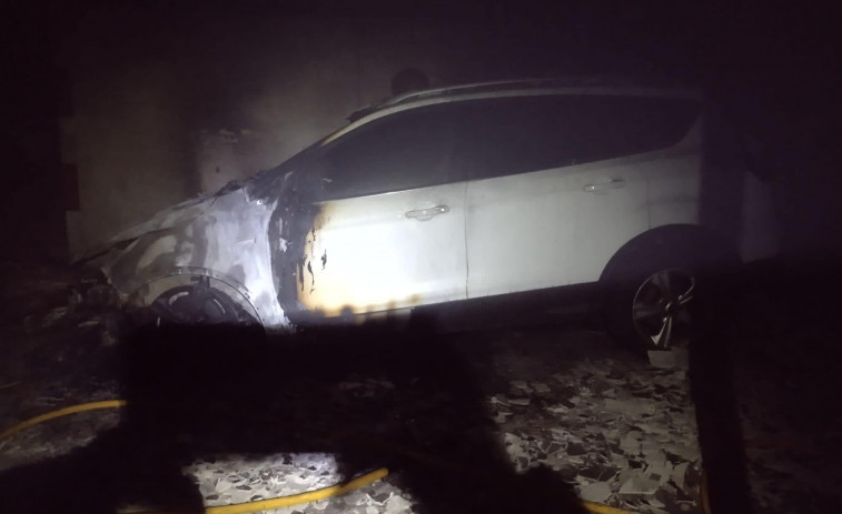 Un incendio de un vehículo en un garaje obliga a evacuar dos bloques de viviendas en Boiro
