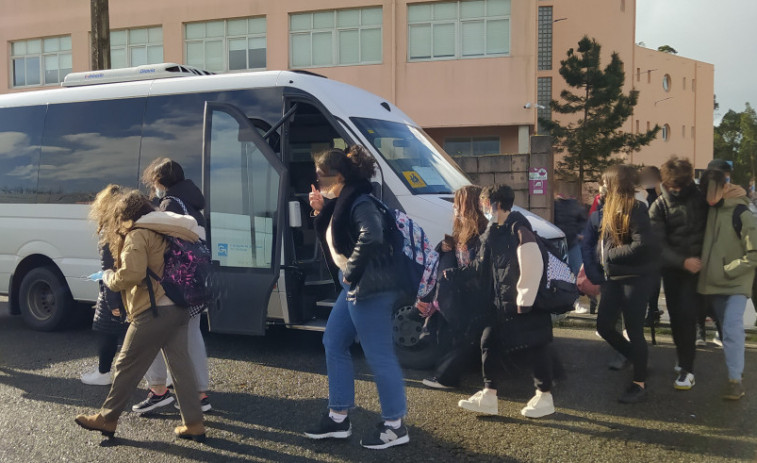 El consistorio de Ribeira albergará mañana una reunión para tratar de solventar los problemas del bus escolar