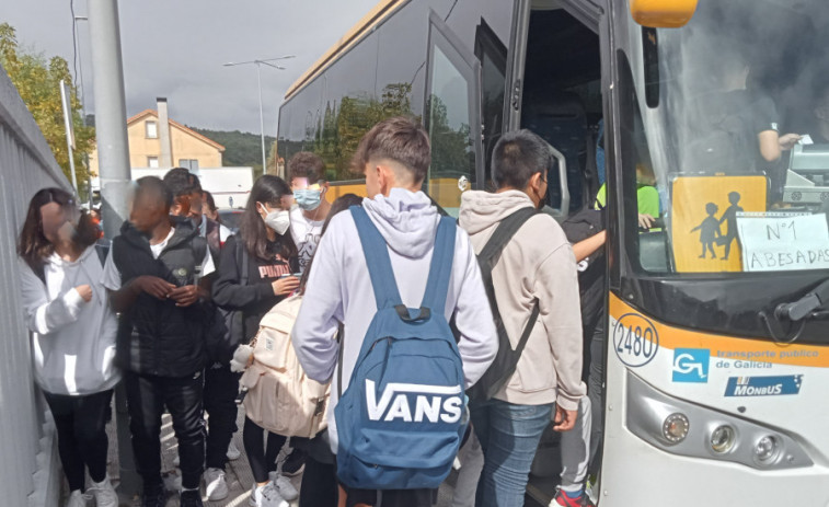 La concesionaria del transporte escolar y regular en Ribeira estudiará la viabilidad de propuestas de mejora del servicio