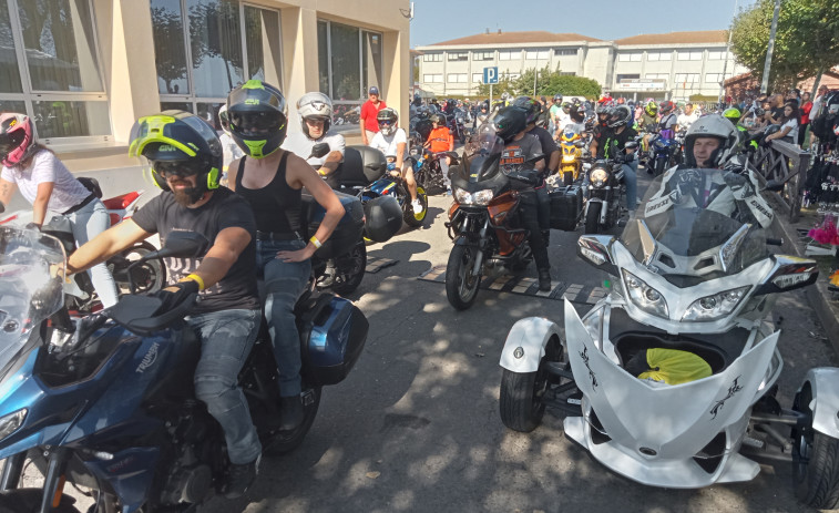 Ribeira ruge al son de 3.000 motos durante la V Concentración de Os Reventapistóns que atrajo a 6.000 personas