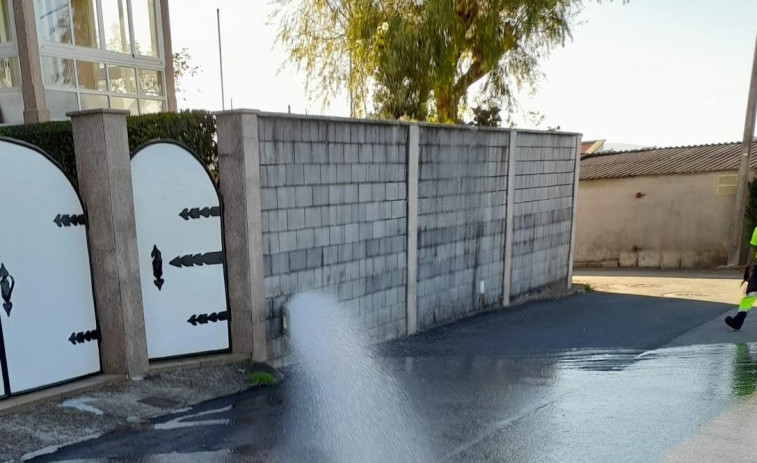 Vecinos de Aios protestan por las continuas roturas de la tubería que los dejan horas sin agua