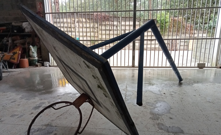 La brigada de Obras de Ribeira retira una canasta de baloncesto que el temporal derribó en A Cucheriza