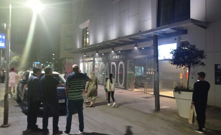 Una densa humareda en el interior de la plaza de abastos de Ribeira genera la alarma vecinal