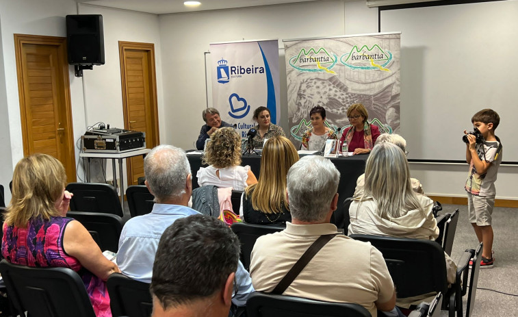 Carmen Rey Núñez presenta en Ribeira su cuarto y último libro, 