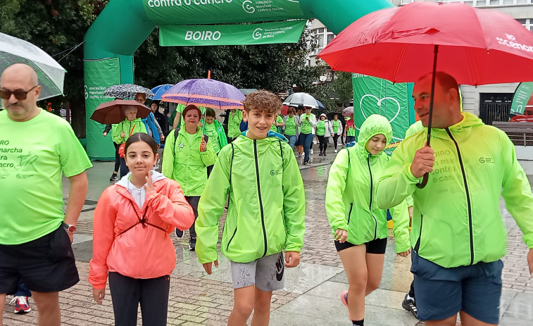 Boiro recauda 10.700 euros a través de su “marcha contra o cancro” que volvió a estar pasada por agua